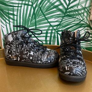 AKID Boots Size 10 Euro 27